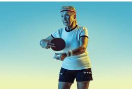 Comment enseigner le ping-pong aux seniors : un guide étape par étape