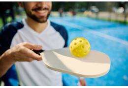 QU'EST-CE QUE LE PICKLEBALL, TOUT SUR CE NOUVEAU SPORT QUI BATTE DES RECORDS